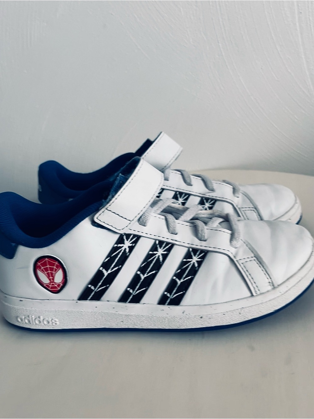 Adidas Grand Court Spider-Man Kids Web Stripe Velcro Lace Up CF Sneakers Size 3 - Picture 2 of 7